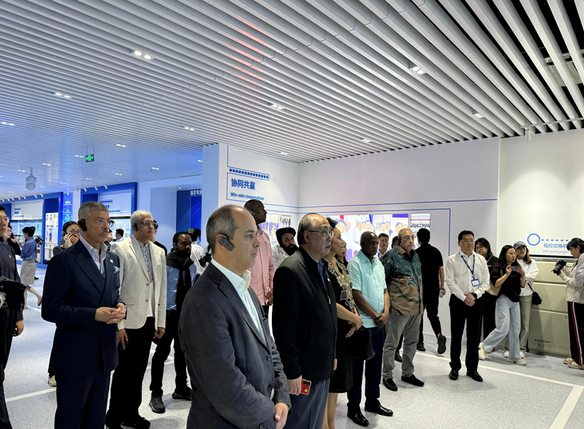 驻华使节烟台行｜感受jiuyou.com电子绿色低碳产业魅力，点赞山东智造“黑科技”